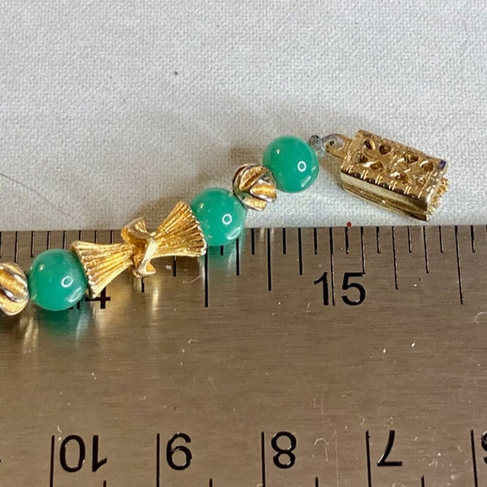 0118 Vintage 70s Etruscan Revival Gold Tone & Green Bead Necklace EUC - Picture 4 of 4